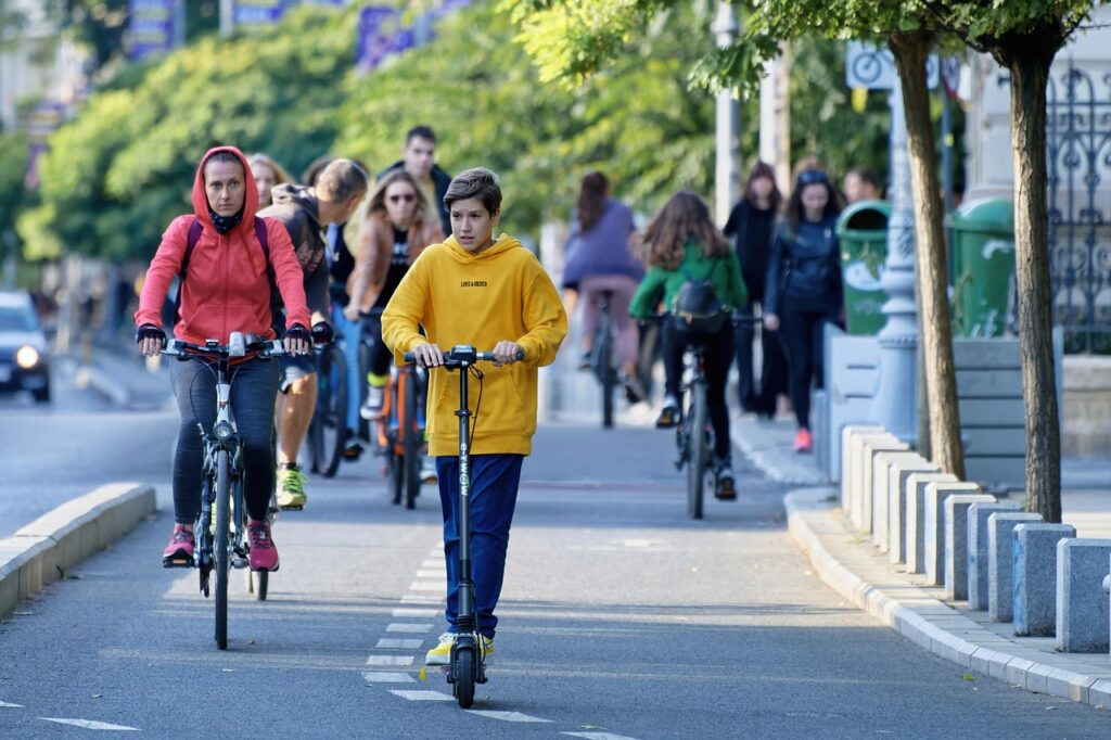 micromobilidade-patinetes-e-bicicletas-eletricas-1024x682 O Futuro da Mobilidade Urbana: Tendências e Inovações para Cidades Inteligentes micromobilidade-patinetes-e-bicicletas-eletricas-1024x682 O Futuro da Mobilidade Urbana: Tendências e Inovações para Cidades Inteligentes