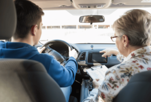 Aluno de autoescola em exame prático de direção com instrutor, focado em redução de custo CNH sem autoescola e nova resolução Contran.